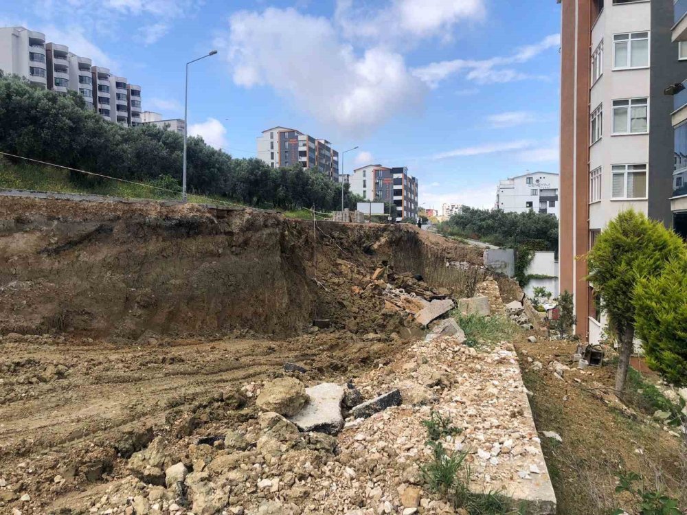 Belediyenin Hafriyat Aldığı Yerde Yol Çökmesi Meydana Geldi