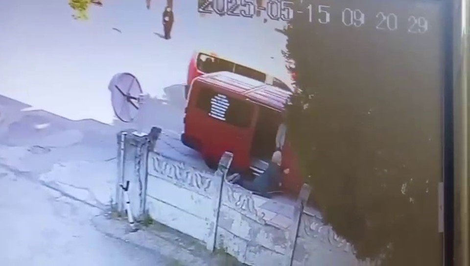 Dolmuştan İnerken Araç Hareket Edince Sürüklendi
