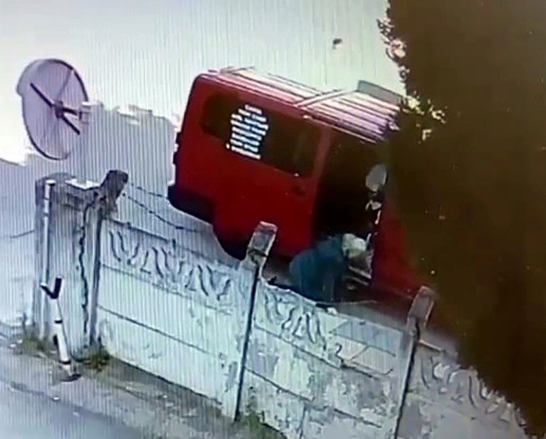 Dolmuştan İnerken Araç Hareket Edince Sürüklendi