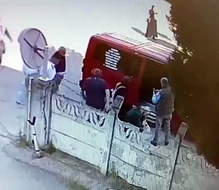 Dolmuştan İnerken Araç Hareket Edince Sürüklendi