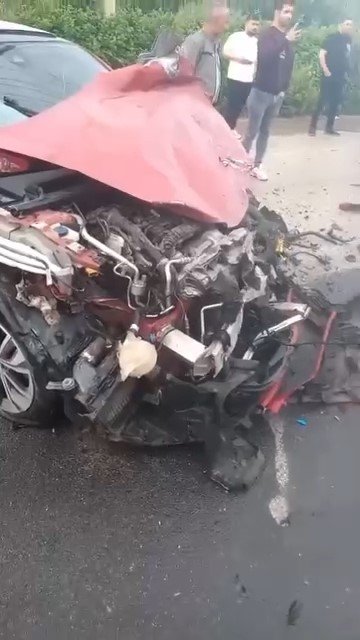 Kamyonet İle Otomobil Çarpıştı: 2 Yaralı
