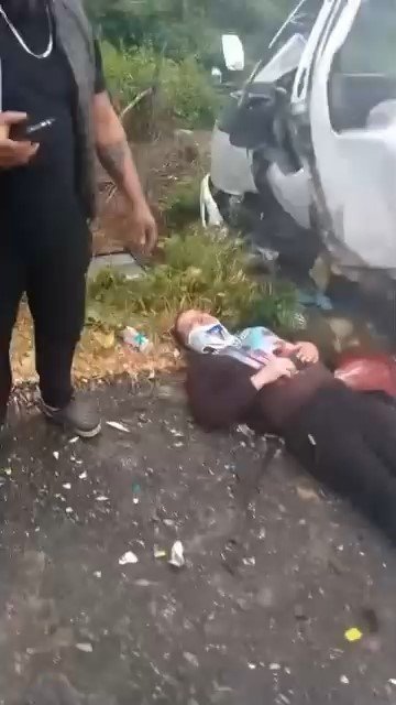 Kamyonet İle Otomobil Çarpıştı: 2 Yaralı
