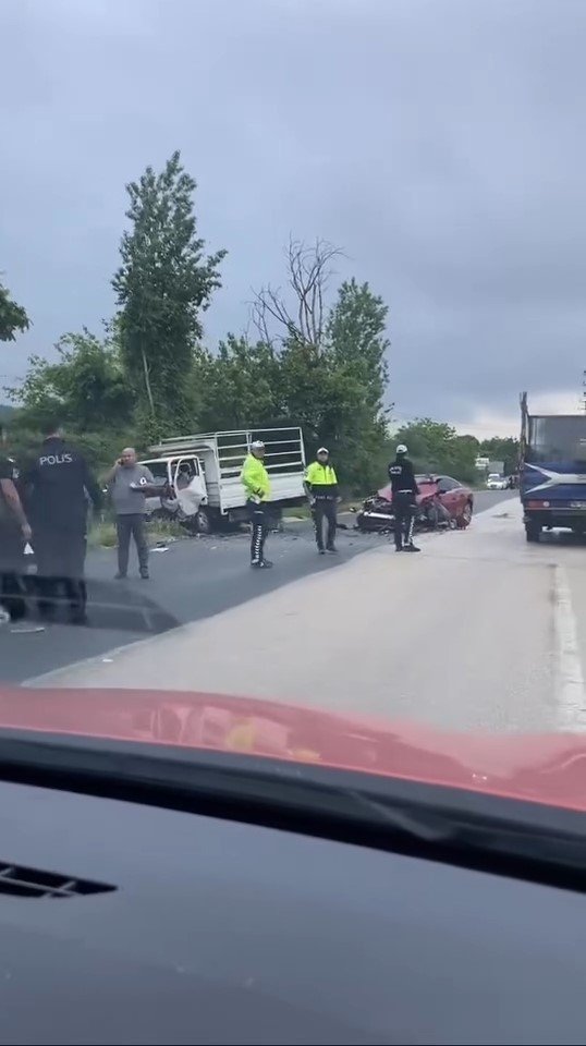 Kamyonet İle Otomobil Çarpıştı: 2 Yaralı