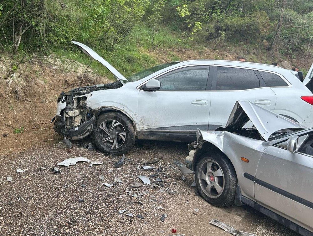 Otomobil İle Cip Kafa Kafaya Çarpıştı
