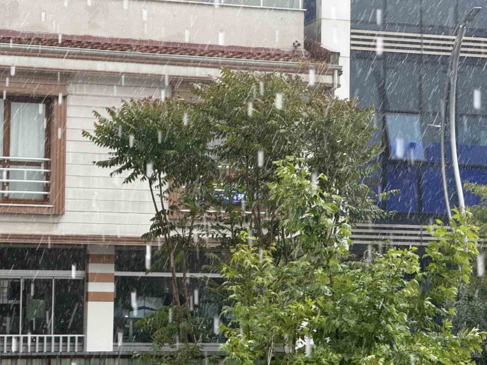 Sağanak, Dolu Ve Fırtına Aynı Anda Etkili Oldu