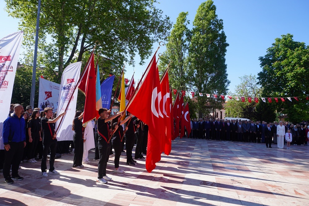 19-mayis-ataturku-anma-genclik-ve-spor-bayrami-celenk-toreniyle-basladi-1.jpeg