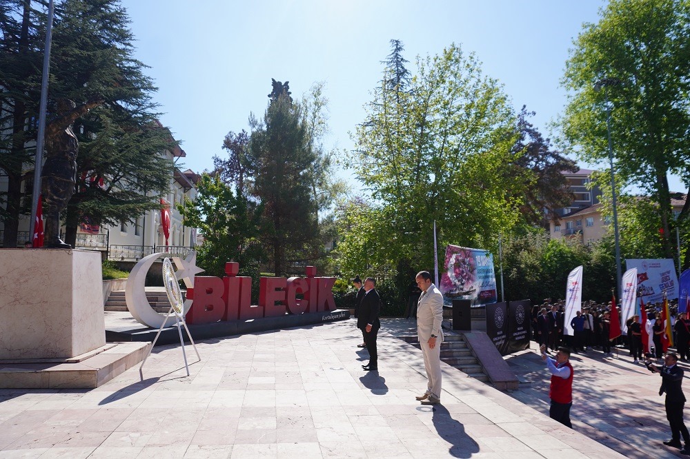 19-mayis-ataturku-anma-genclik-ve-spor-bayrami-celenk-toreniyle-basladi-2.jpeg