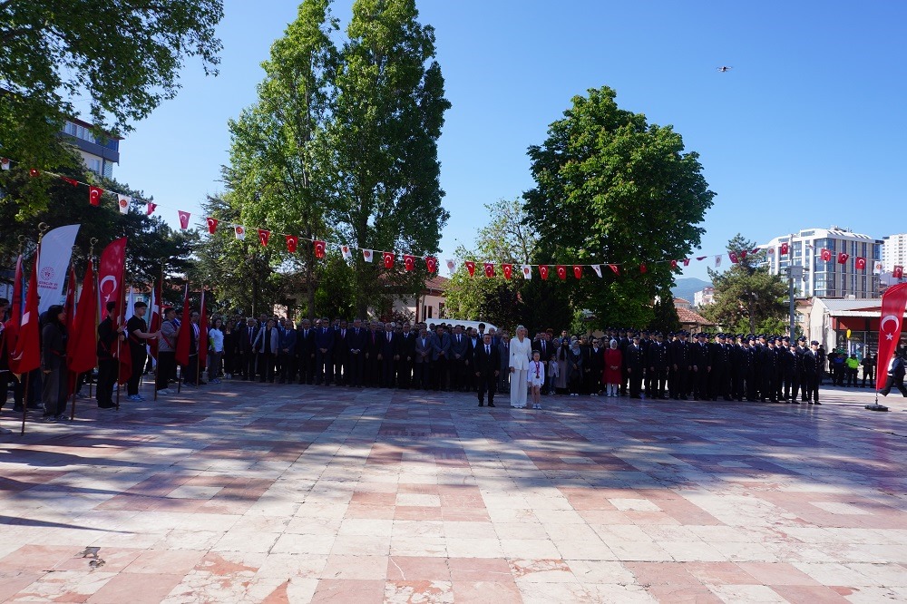 19-mayis-ataturku-anma-genclik-ve-spor-bayrami-celenk-toreniyle-basladi-3.jpeg