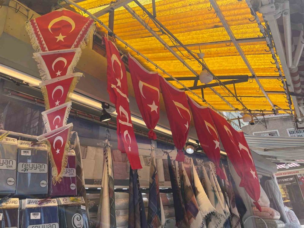 19 Mayıs’ta Dükkânlar Türk Bayraklarıyla Donatıldı