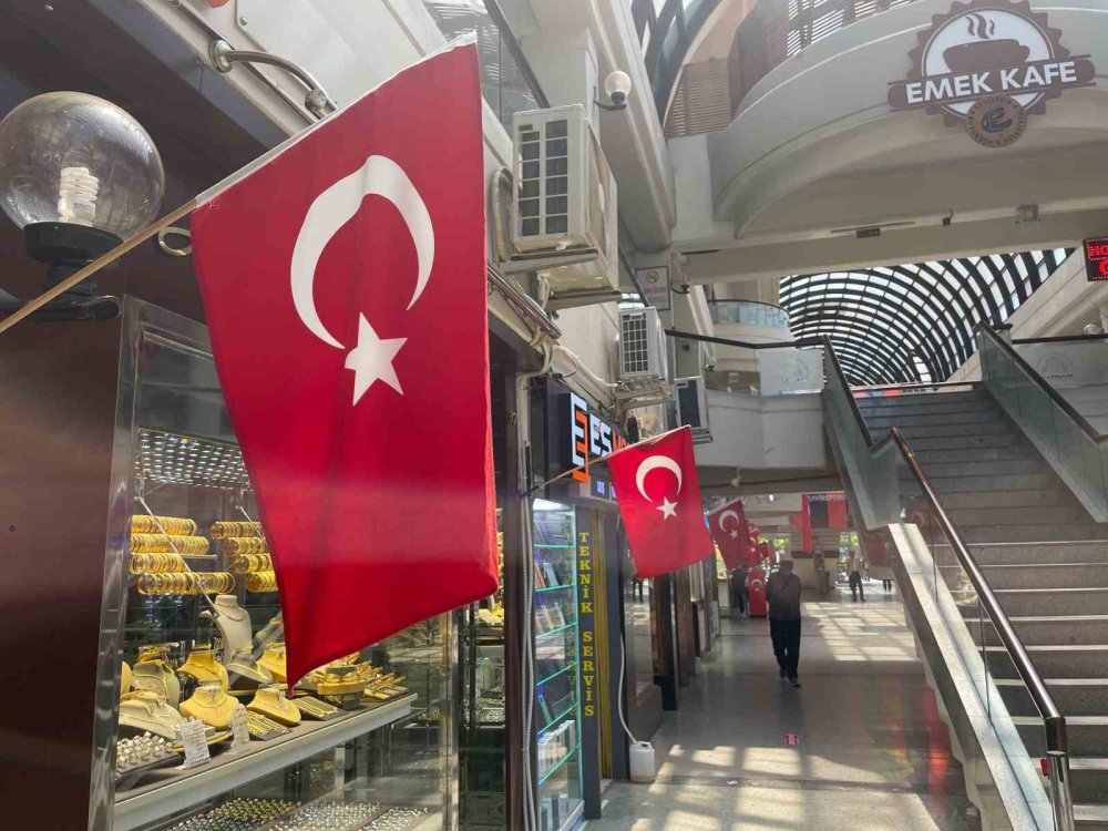 19 Mayıs’ta Dükkânlar Türk Bayraklarıyla Donatıldı