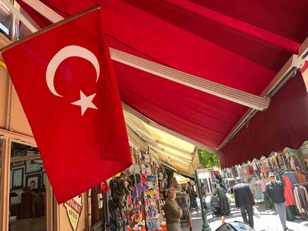 19 Mayıs’ta Dükkânlar Türk Bayraklarıyla Donatıldı