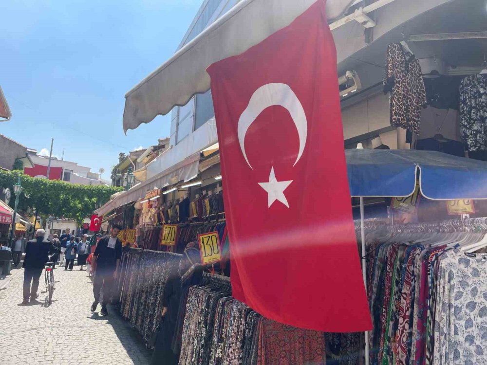19 Mayıs’ta Dükkânlar Türk Bayraklarıyla Donatıldı