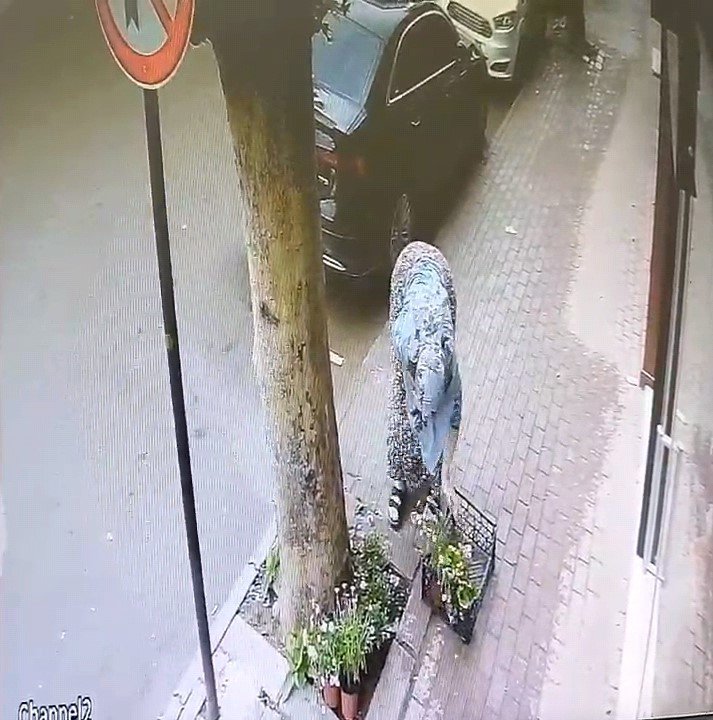 Akıl almaz hırsızlık anı kameralara yansıdı