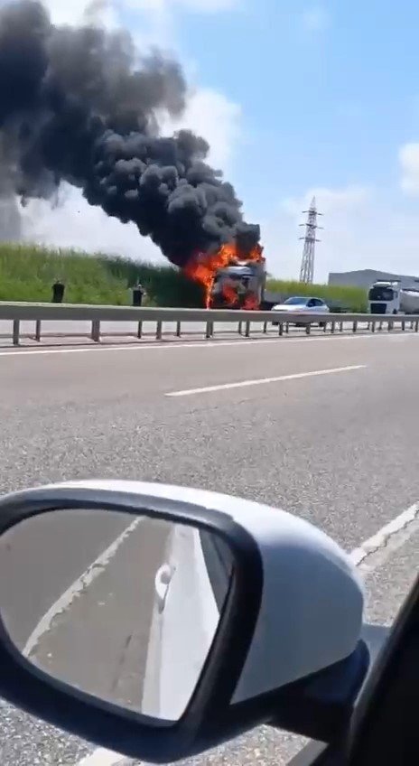 Seyir Halindeki Tır Alev Topuna Döndü