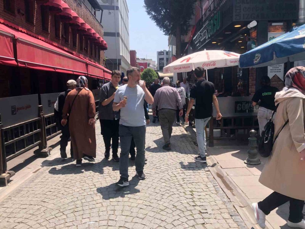 Sıcak Havayı Fırsat Bilen Vatandaşlar Çarşıya Akın Etti