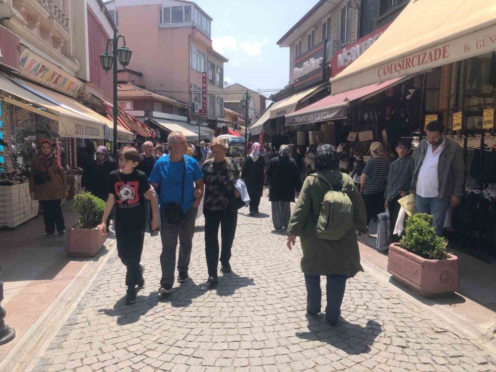 Sıcak Havayı Fırsat Bilen Vatandaşlar Çarşıya Akın Etti