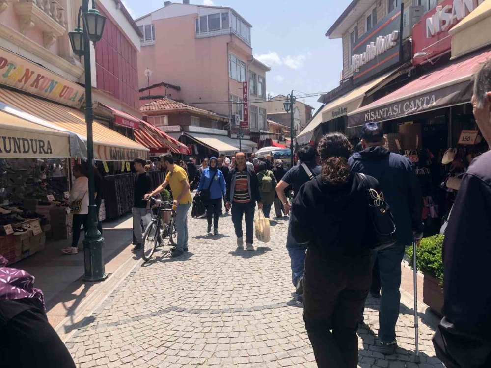 Sıcak Havayı Fırsat Bilen Vatandaşlar Çarşıya Akın Etti