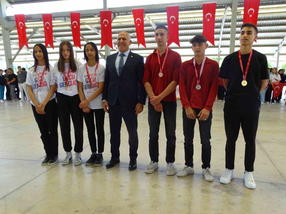 Yarışmalarda Dereceye Giren Öğrenciler Ödüllendirildi