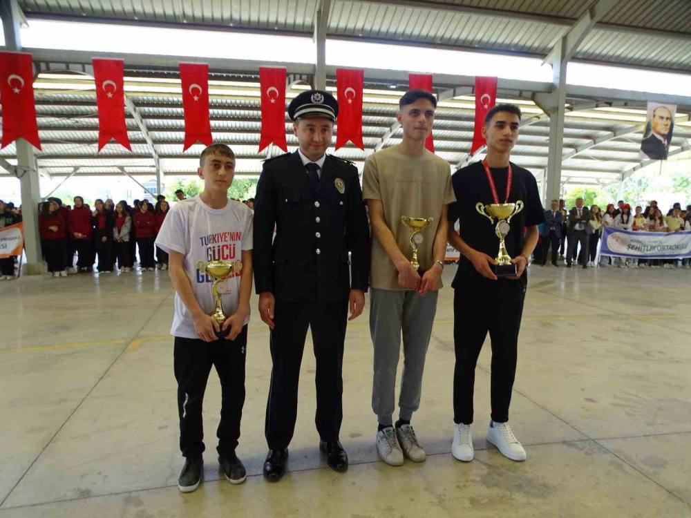 Yarışmalarda Dereceye Giren Öğrenciler Ödüllendirildi