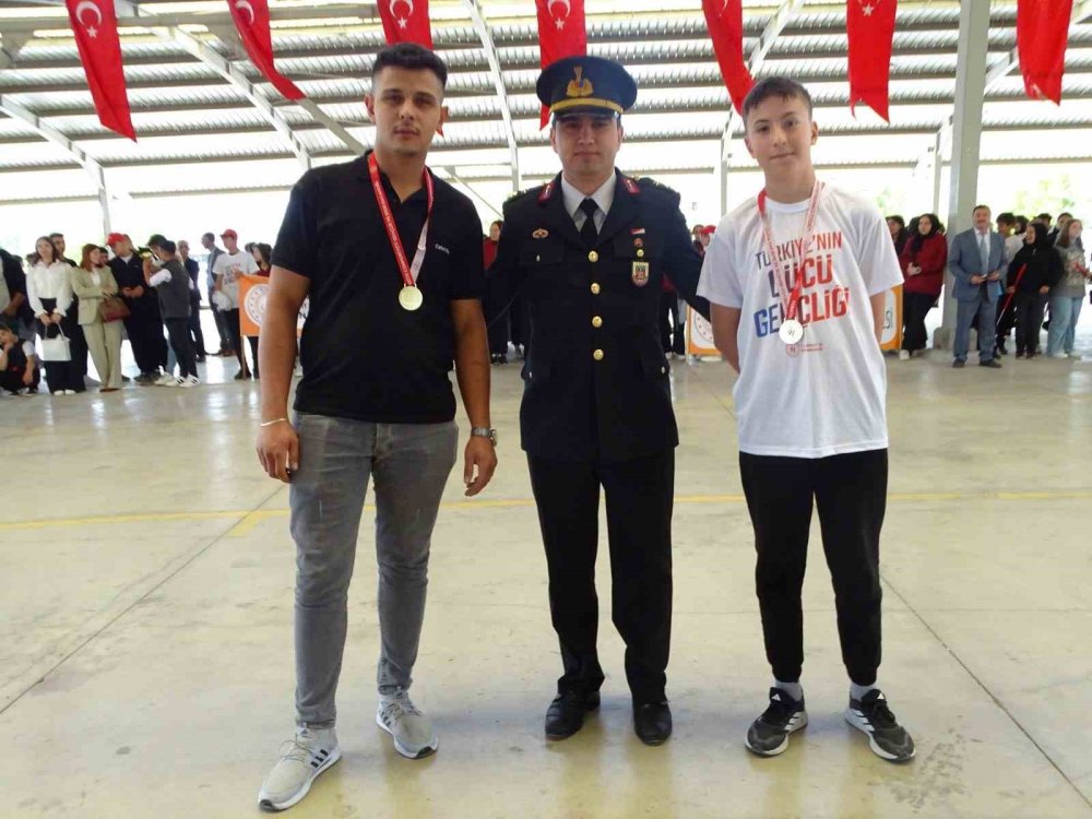 Yarışmalarda Dereceye Giren Öğrenciler Ödüllendirildi
