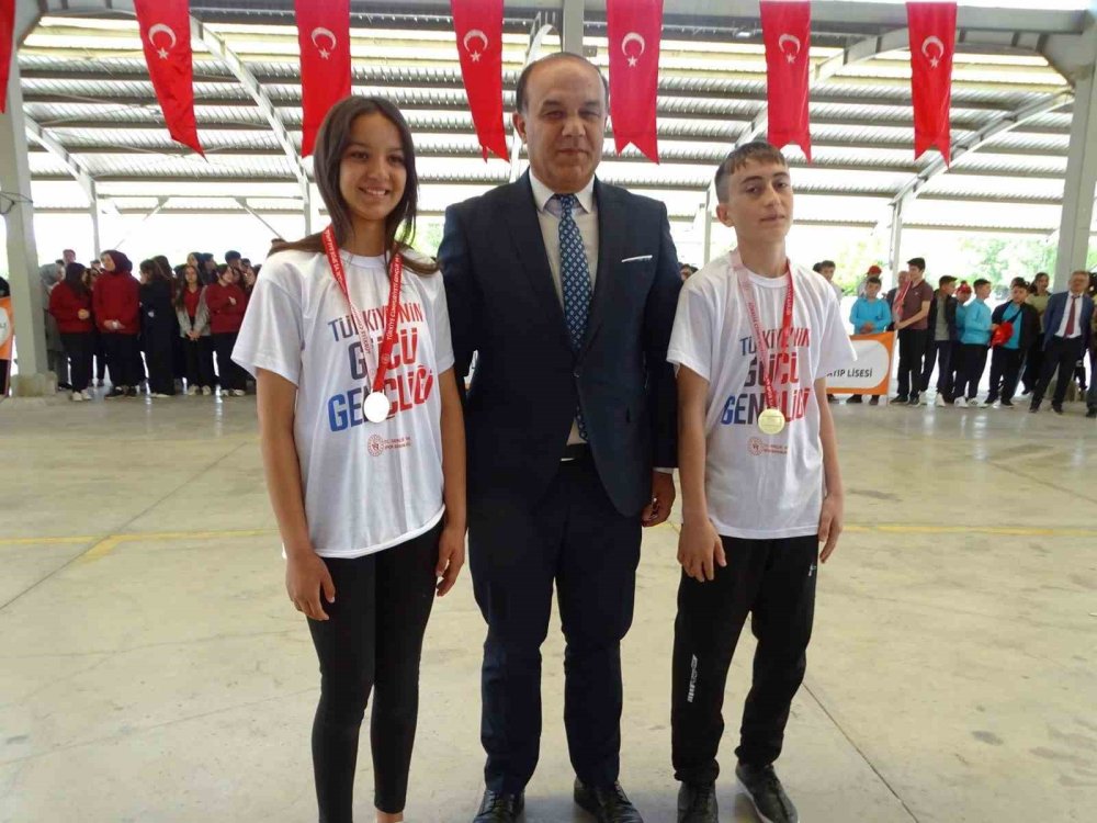 Yarışmalarda Dereceye Giren Öğrenciler Ödüllendirildi