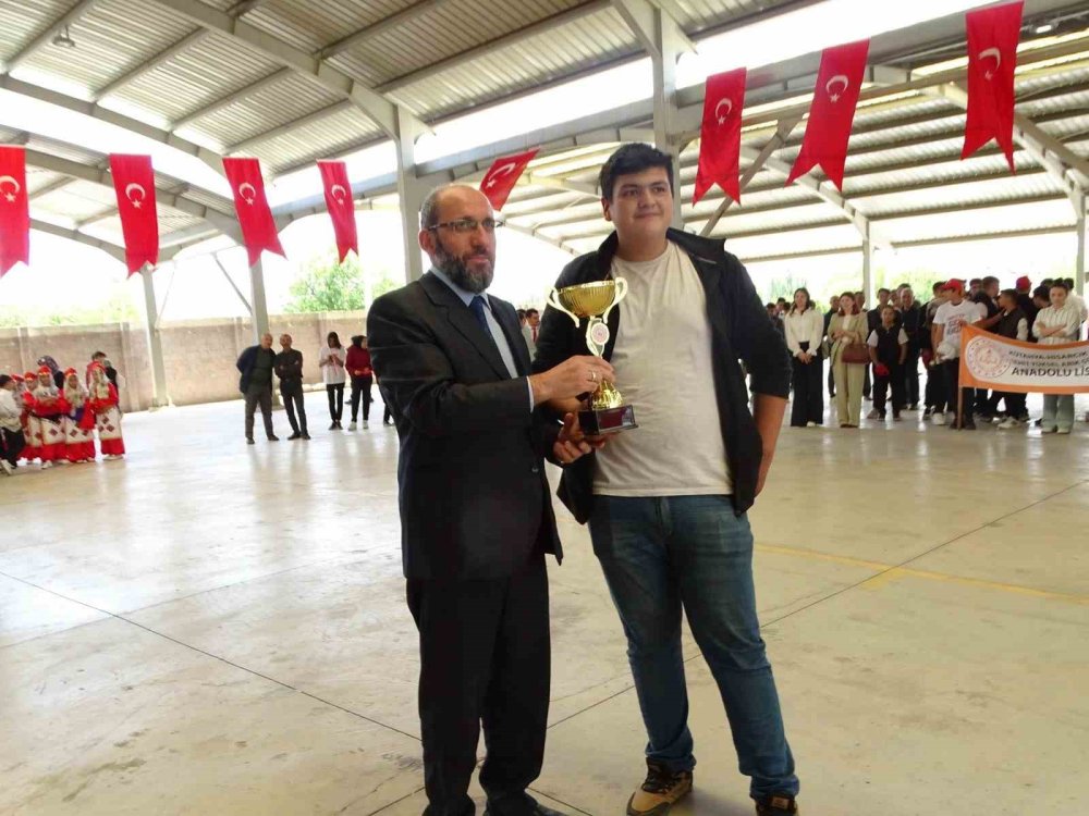 Yarışmalarda Dereceye Giren Öğrenciler Ödüllendirildi