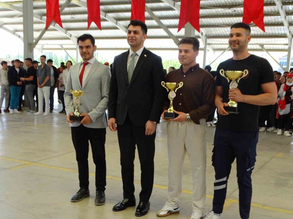 Yarışmalarda Dereceye Giren Öğrenciler Ödüllendirildi