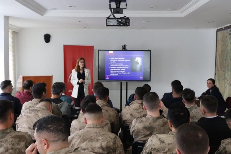Dodurga’da ’Ailenin Önemi’, ’En İyi Narkotik Polisi Anne’ Ve ’kadına Yönelik Şiddetle Mücadele’ Başlıklı Eğitim Verildi