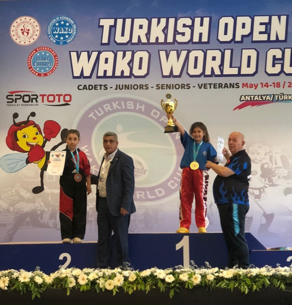 Kick Bokscular Dünya Kupasında 13 Madalya Ve Kupayı Kazandı