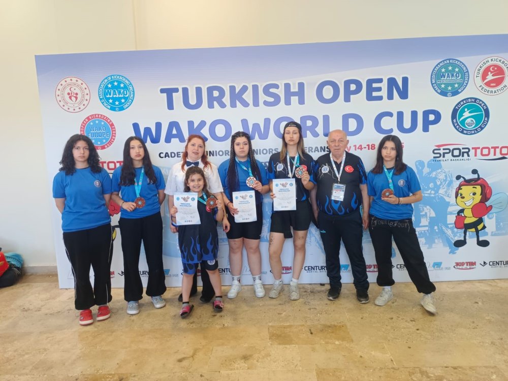 Kick Bokscular Dünya Kupasında 13 Madalya Ve Kupayı Kazandı
