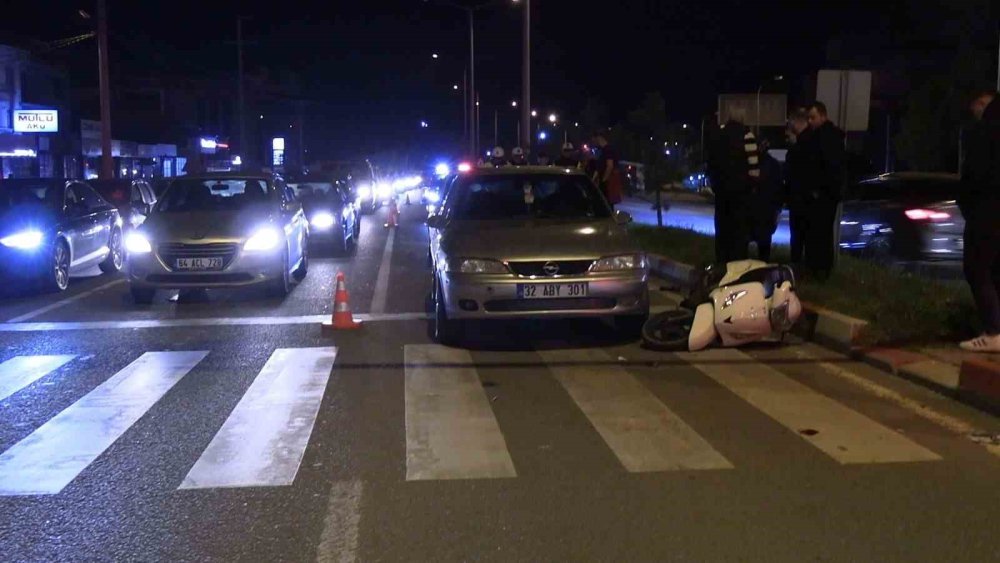 Motosiklet 2 Otomobile Çarptı 1 Kişi Yaralandı
