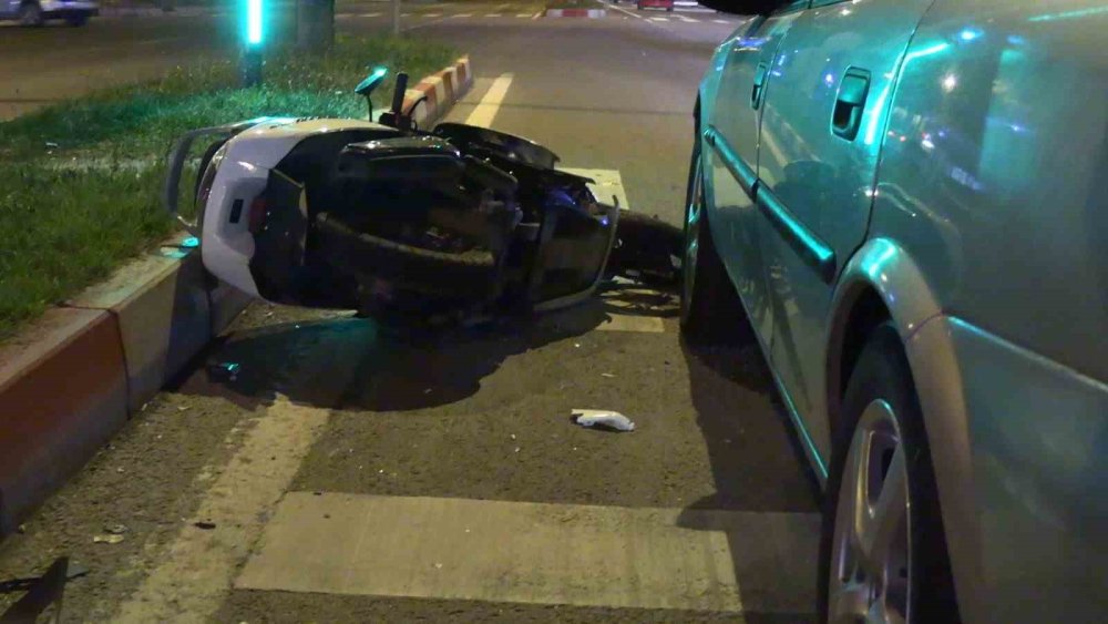 Motosiklet 2 Otomobile Çarptı 1 Kişi Yaralandı