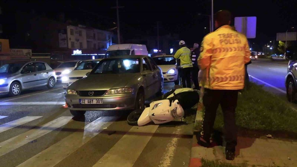 Motosiklet 2 Otomobile Çarptı 1 Kişi Yaralandı