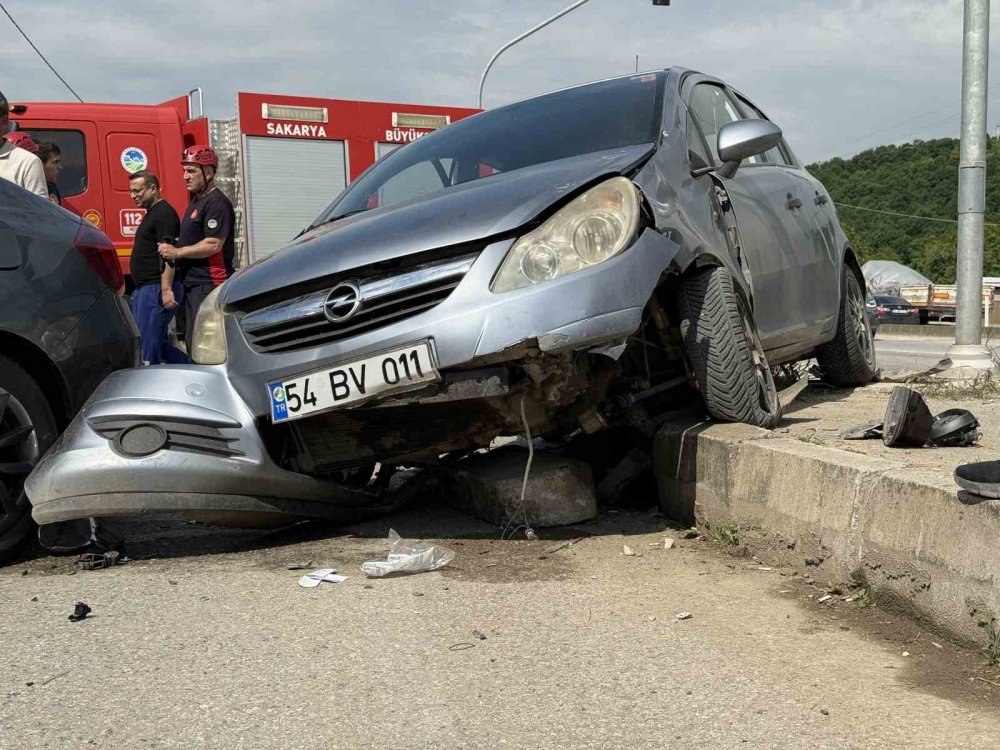 Otomobiller Çarpıştı 4 KişiYaralandı