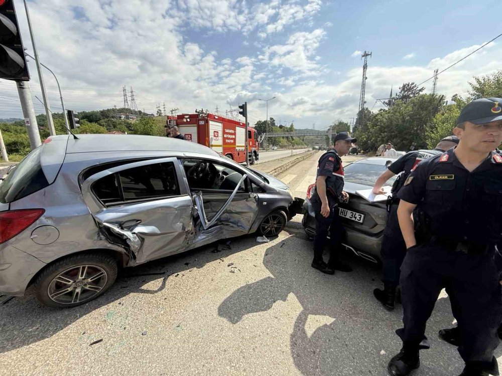 Otomobiller Çarpıştı 4 KişiYaralandı