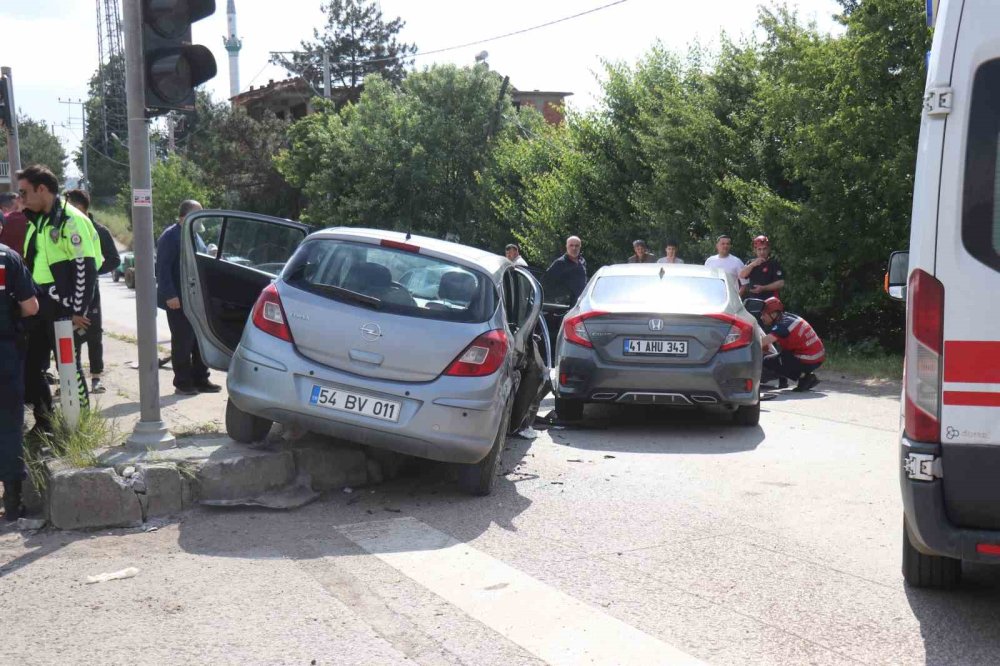 Otomobiller Çarpıştı 4 KişiYaralandı