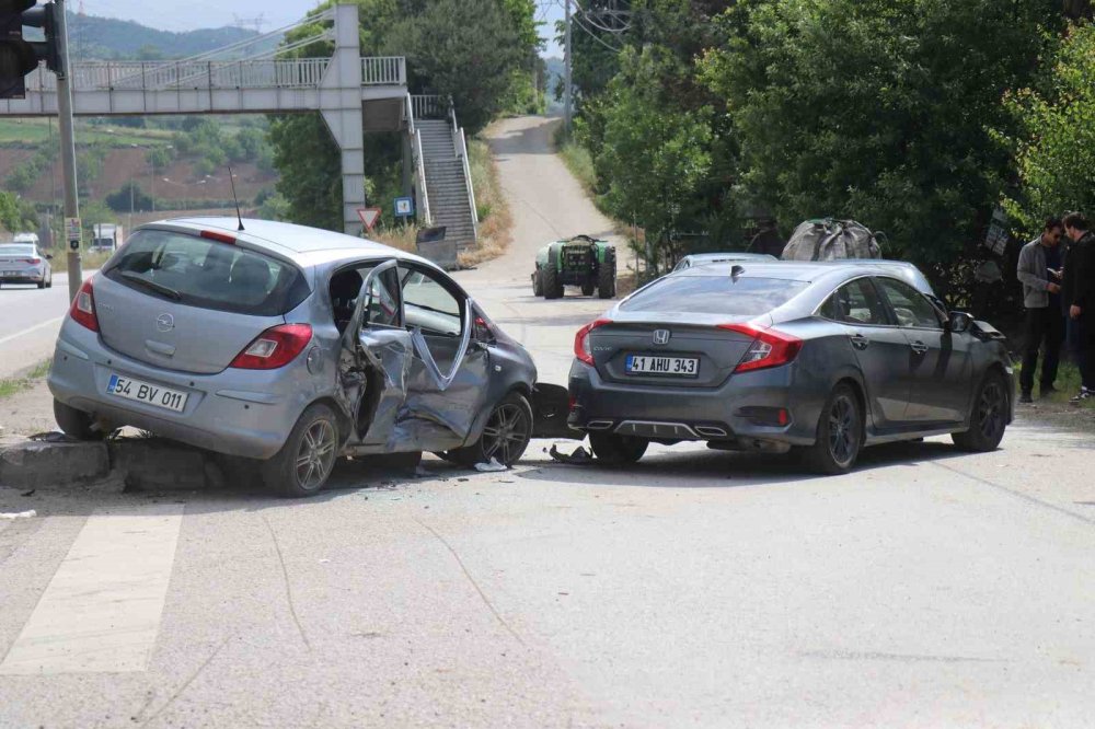 Otomobiller Çarpıştı 4 KişiYaralandı
