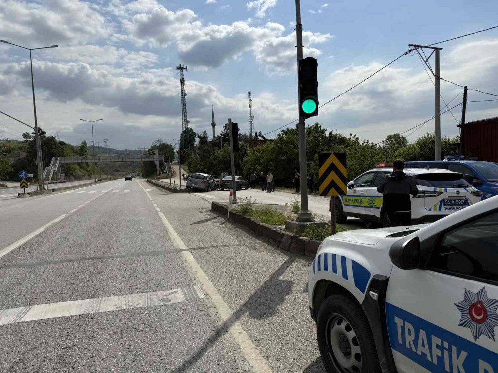Otomobiller Çarpıştı 4 KişiYaralandı