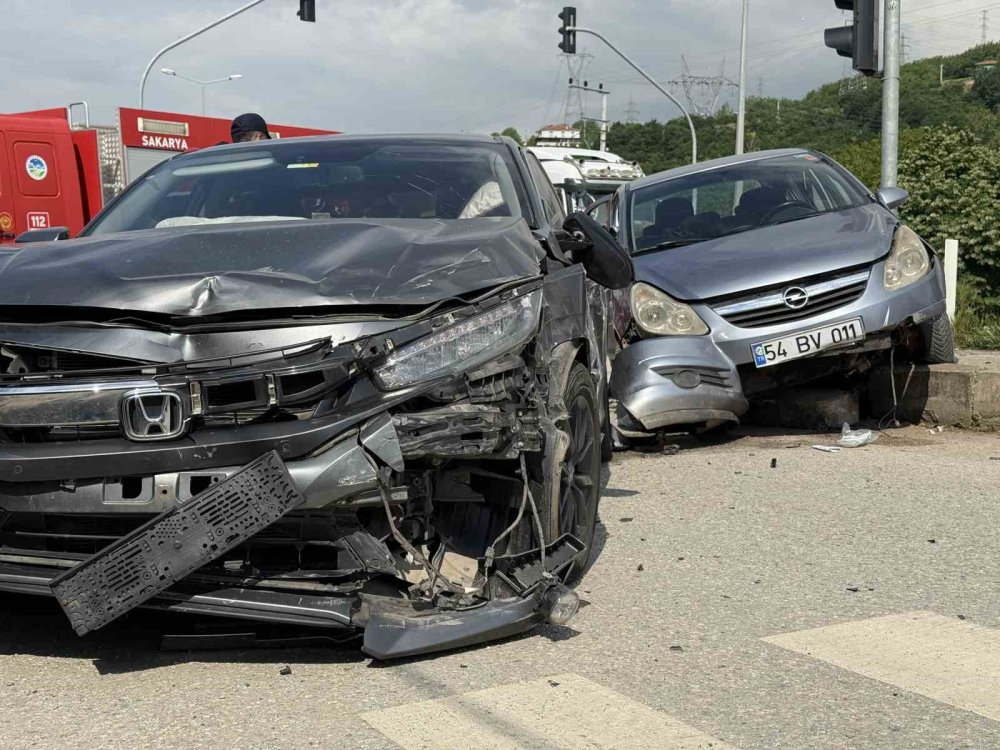 Otomobiller Çarpıştı 4 KişiYaralandı