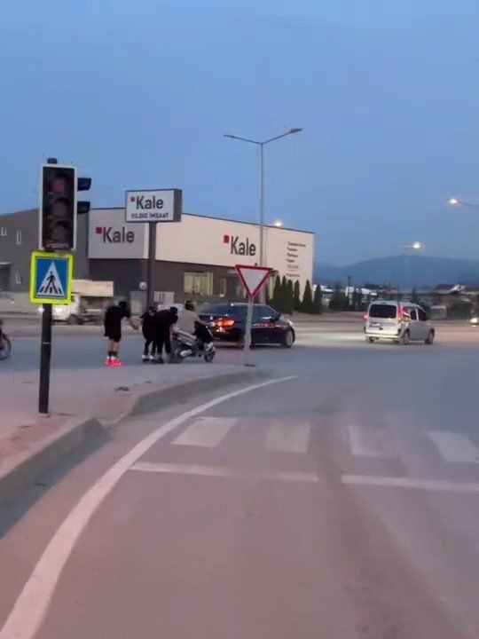 Patenli Gençlerden Trafikte Tehlikeli Yolculuk