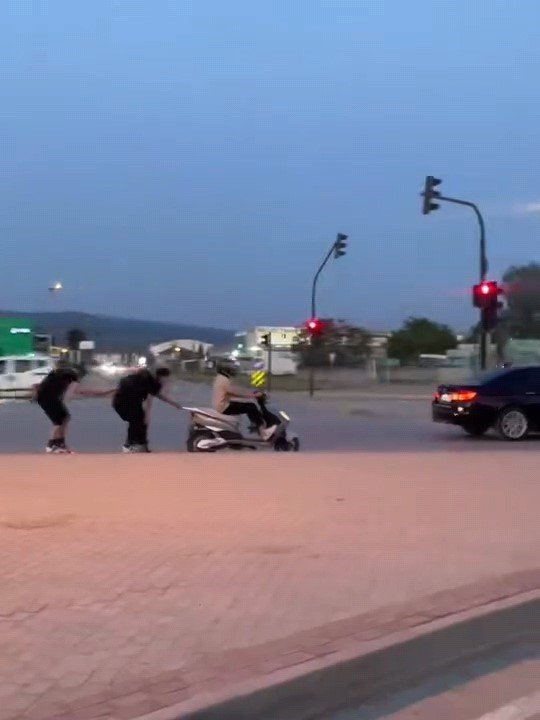 Patenli Gençlerden Trafikte Tehlikeli Yolculuk