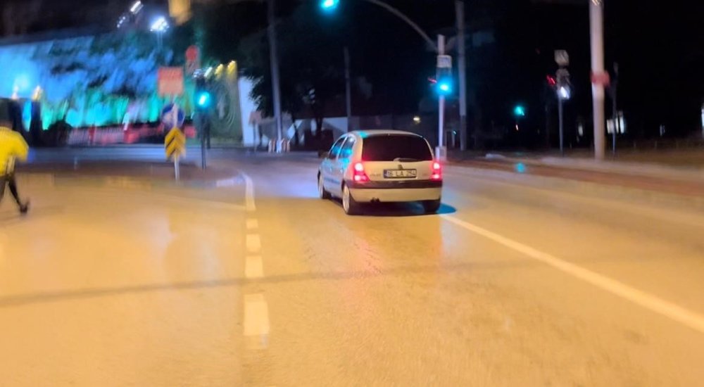 Polis Ekiplerini Gören Alkollü Sürücünün Kaçma Anı Kameralara Yansıdı