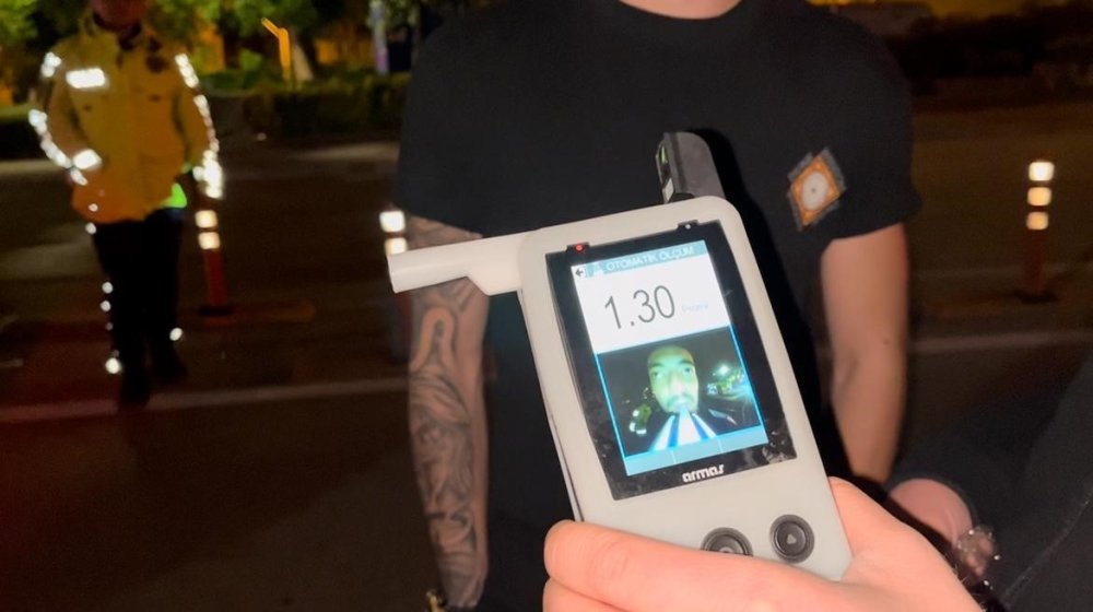 Polis Ekiplerini Gören Alkollü Sürücünün Kaçma Anı Kameralara Yansıdı