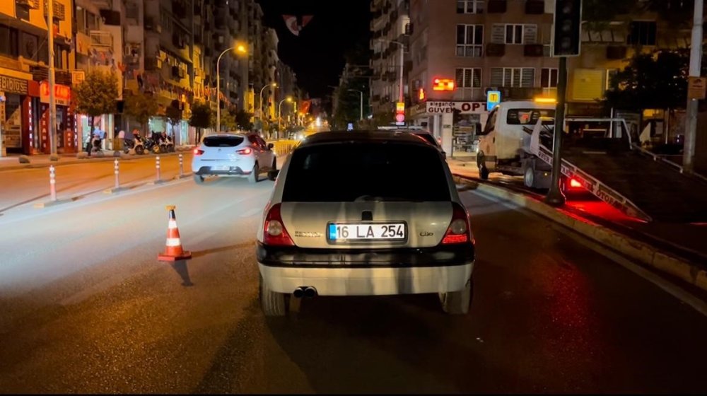 Polis Ekiplerini Gören Alkollü Sürücünün Kaçma Anı Kameralara Yansıdı