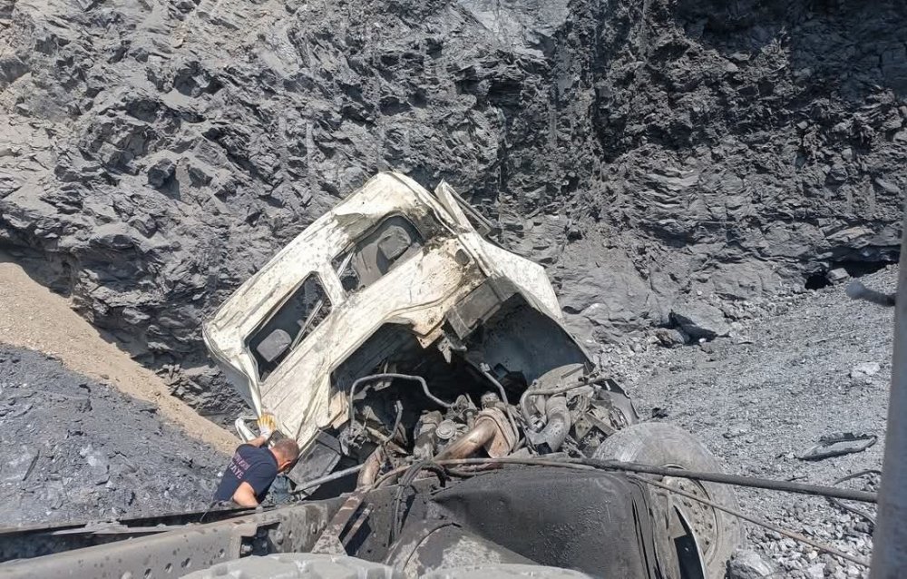 Uçuruma Yuvarlanan Hafriyat Kamyonunun Sürücü Hayatını Kaybetti