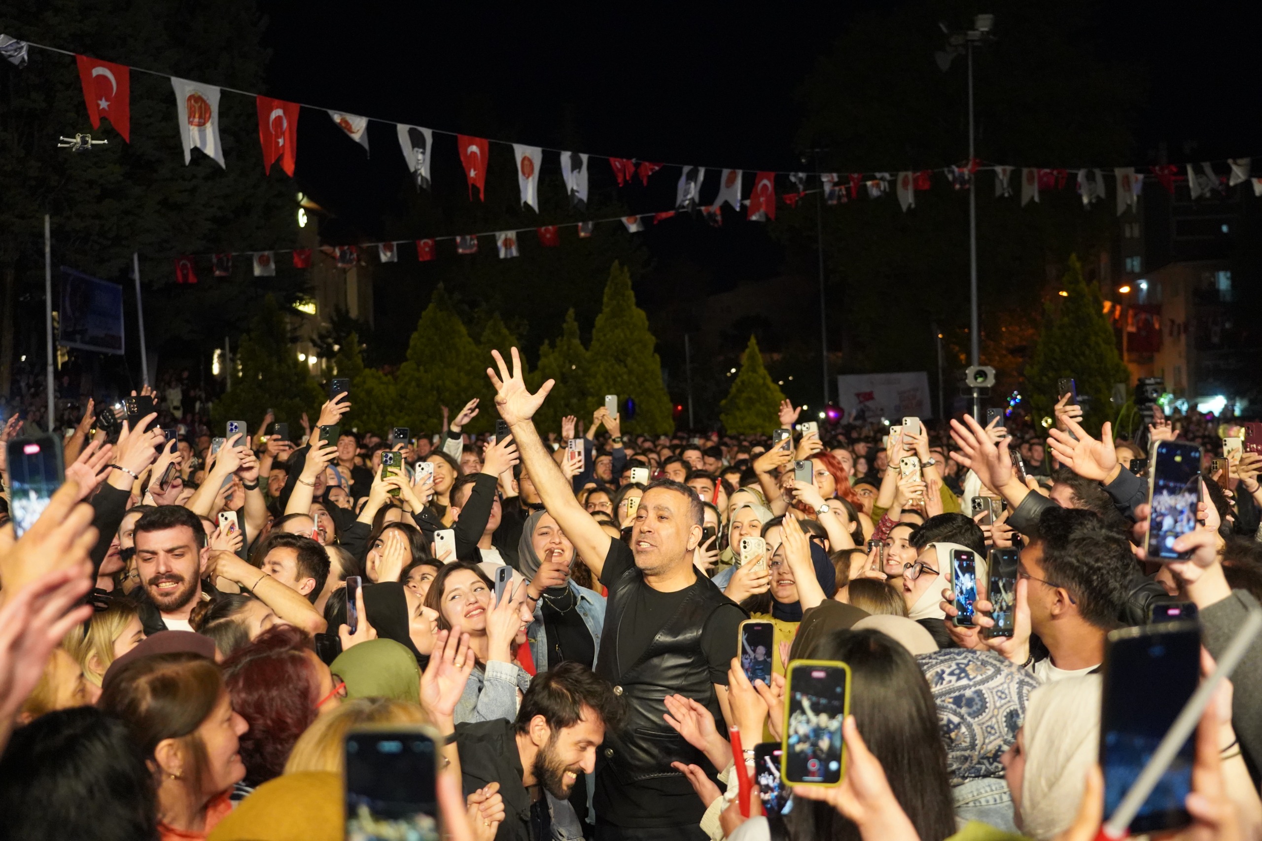 bilecikte-19-mayis-coskusu-haluk-levent-cumhuriyet-meydanini-salladi-1.jpg