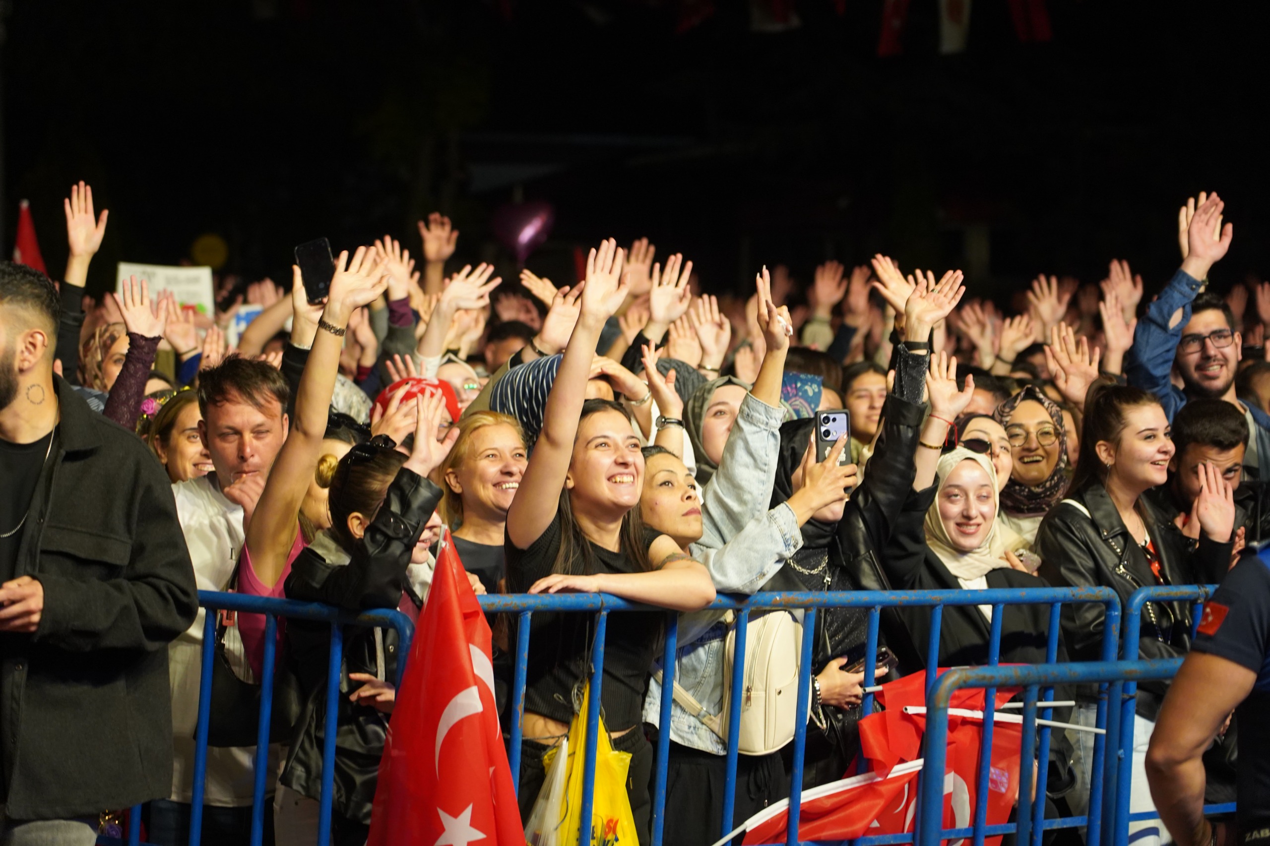 bilecikte-19-mayis-coskusu-haluk-levent-cumhuriyet-meydanini-salladi-3.jpg