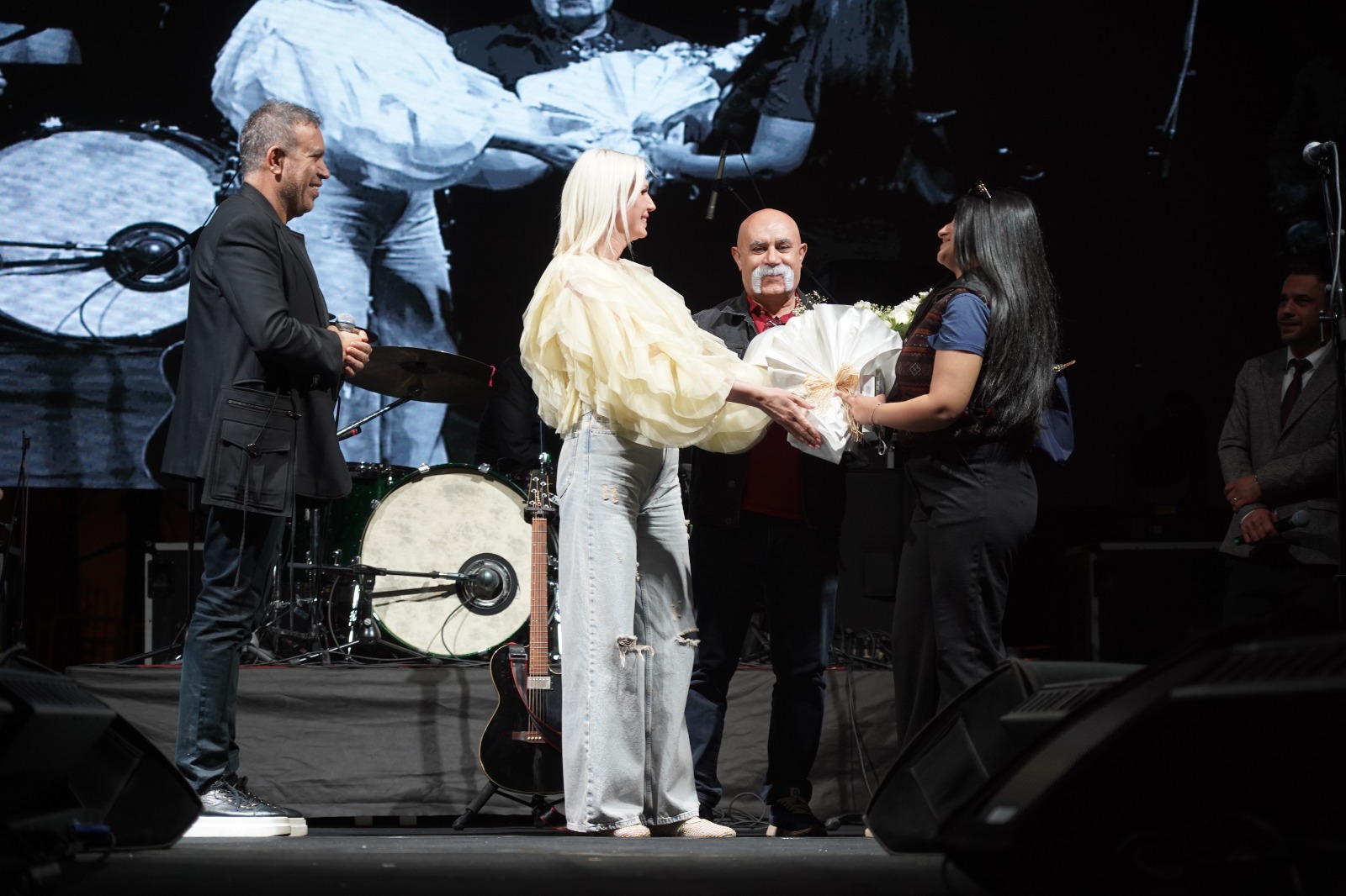 bilecikte-19-mayis-coskusu-haluk-levent-cumhuriyet-meydanini-salladi-5.jpg