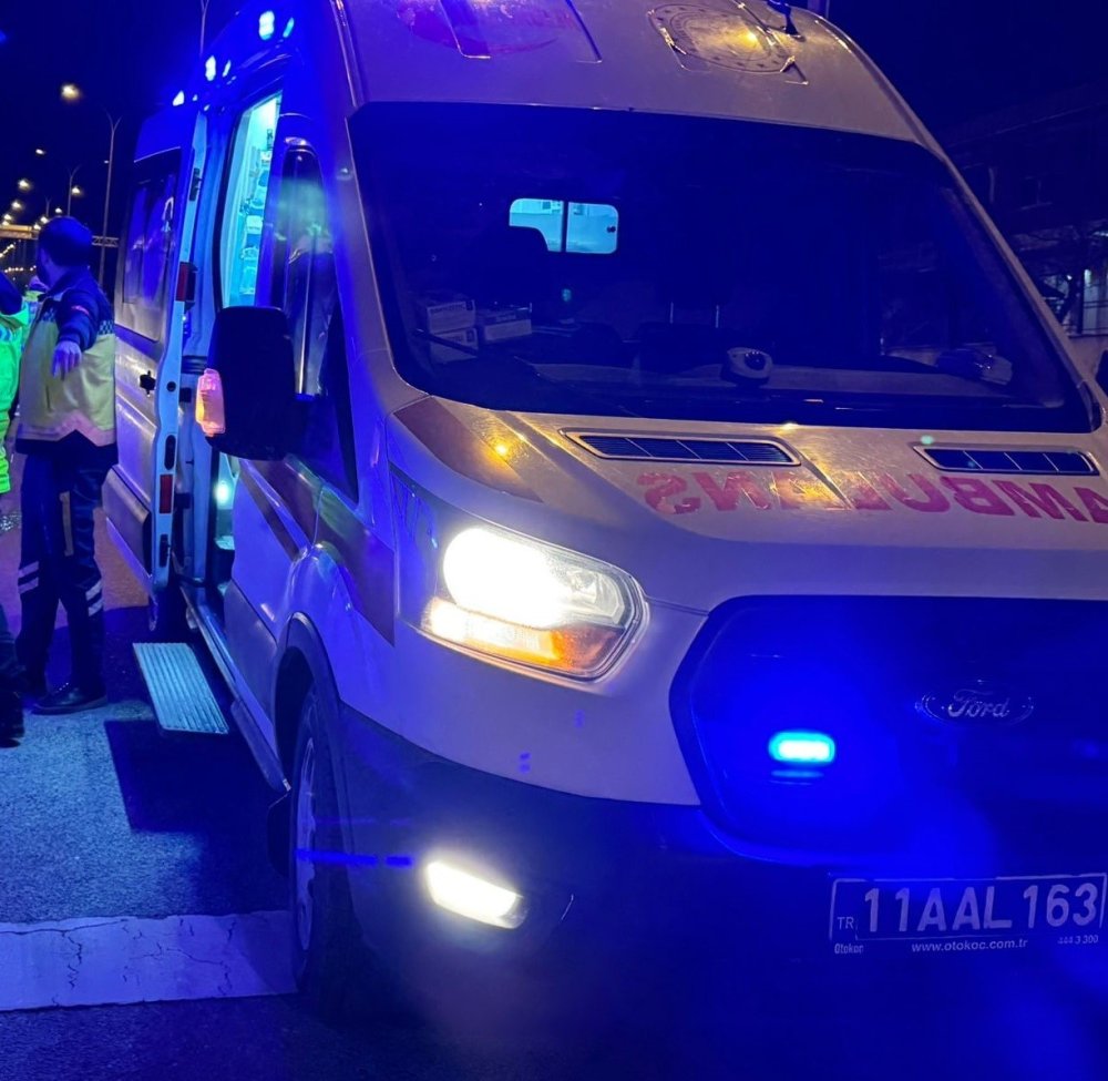 Bilecik'te Olaylı Gece! Sırtında Bıçaklanan Şahıs Ağır Yaralandı