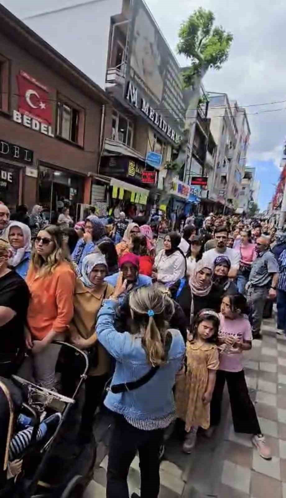 Çekilişi Duyan Mağaza Önüne Koştu